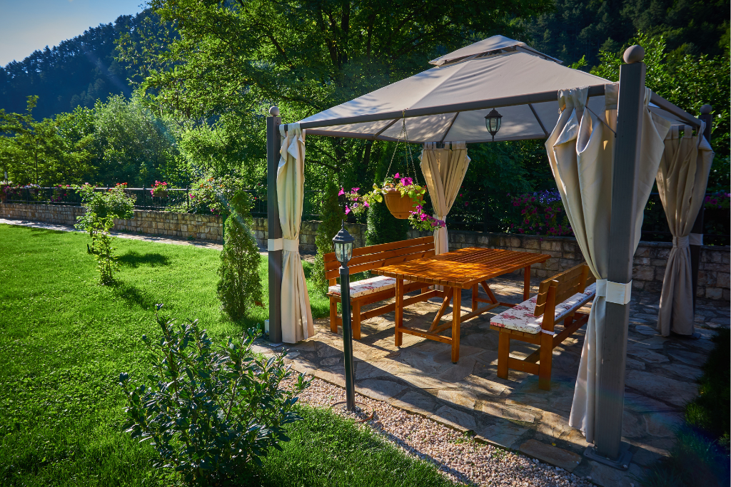 Pergola autoportante dans le jardin