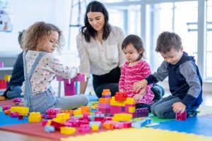 Garde d'enfants à Casablanca en 2026 : nounou, crèche ou babysitter ? Prix et comparatif